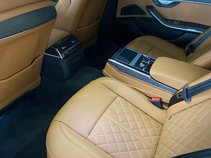 Фото 4 - Audi A8