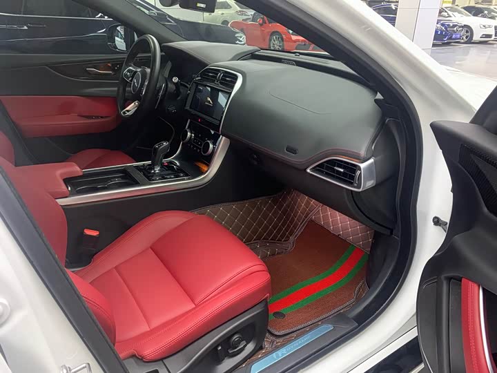 Фото 6 - Jaguar XE L