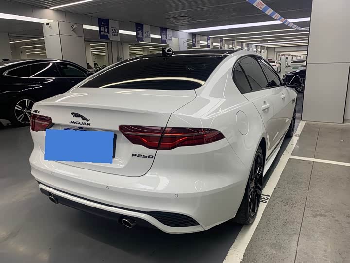 Фото 9 - Jaguar XE L