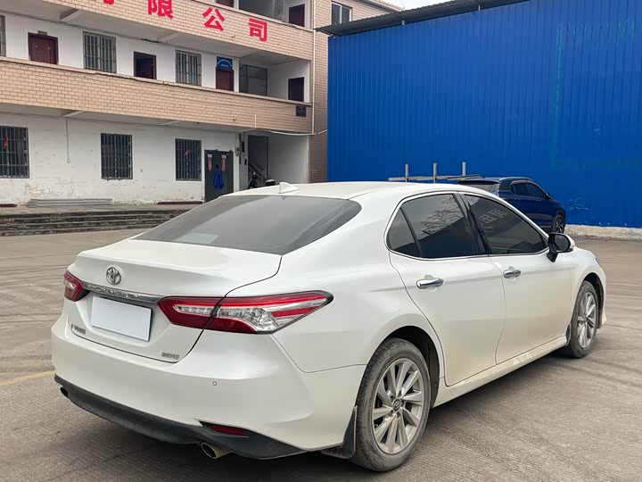 Фото 5 - Toyota Camry