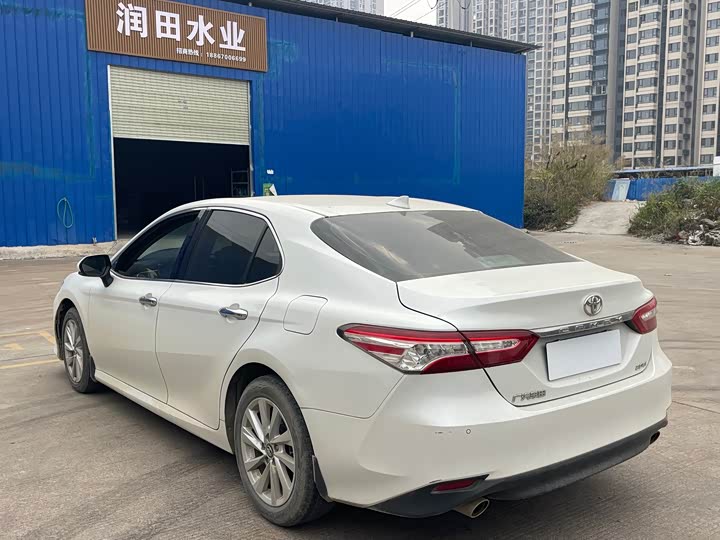 Фото 6 - Toyota Camry