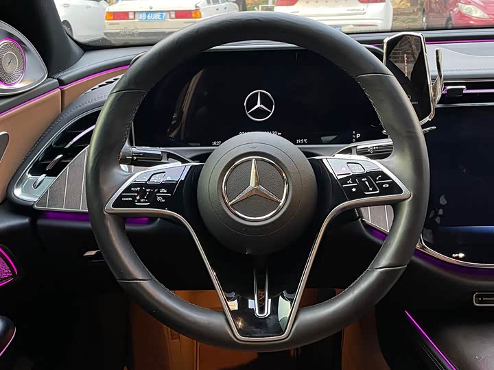 Фото 9 - Mercedes-Benz E-Class