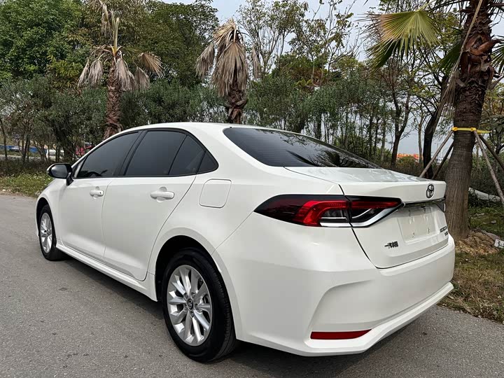 Фото 4 - Toyota Corolla