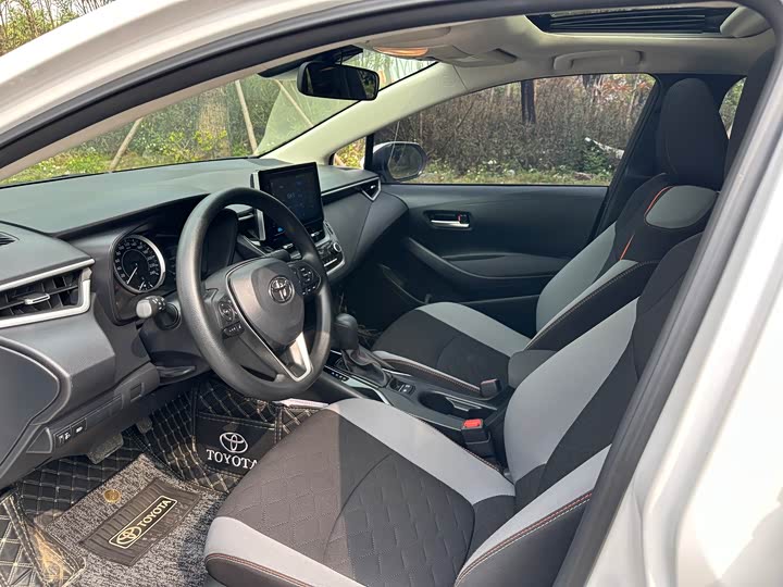 Фото 8 - Toyota Corolla