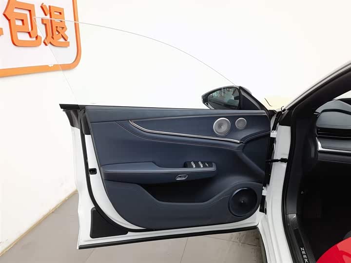 Фото 8 - Zeekr 001