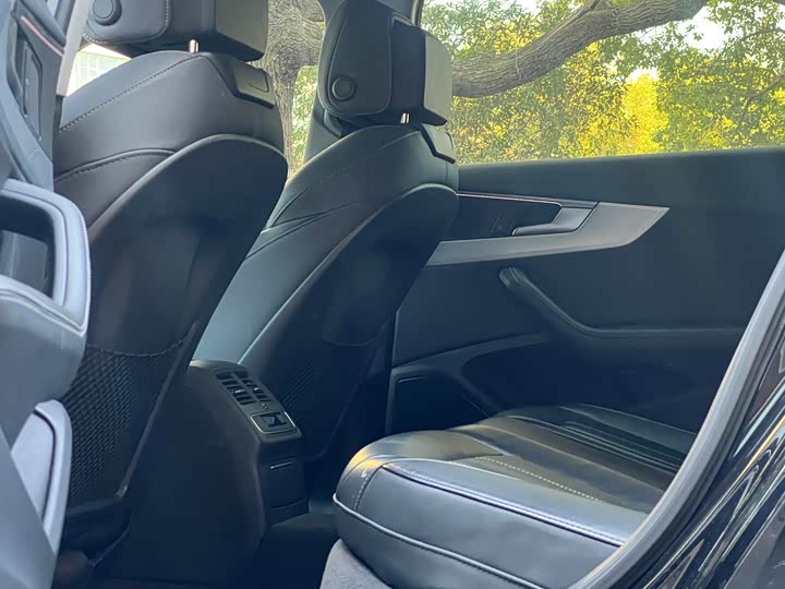 Фото 9 - Audi A4L