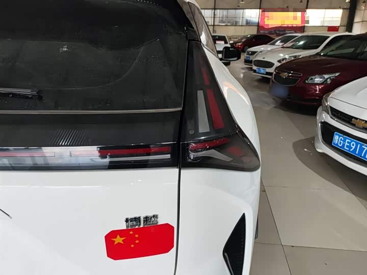 Фото 8 - Geely Atlas