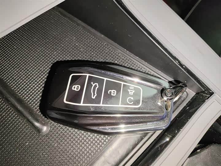 Фото 9 - Geely Atlas