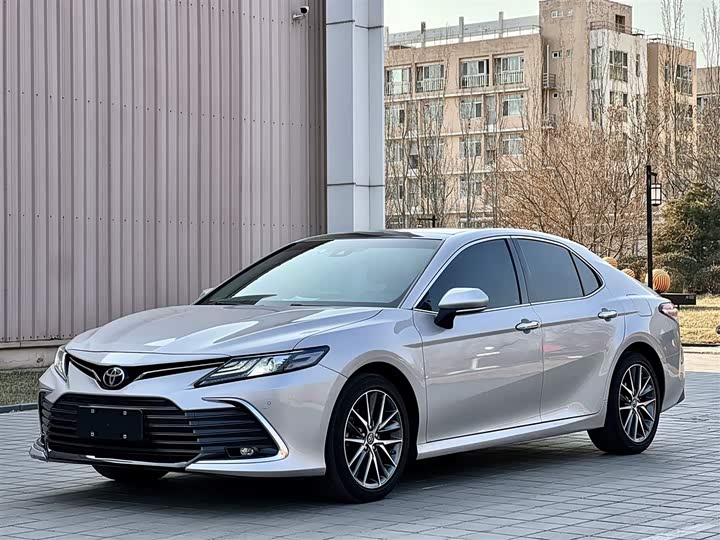 Фото 2 - Toyota Camry