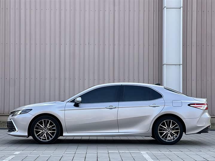 Фото 5 - Toyota Camry