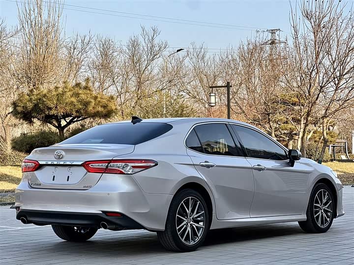 Фото 6 - Toyota Camry