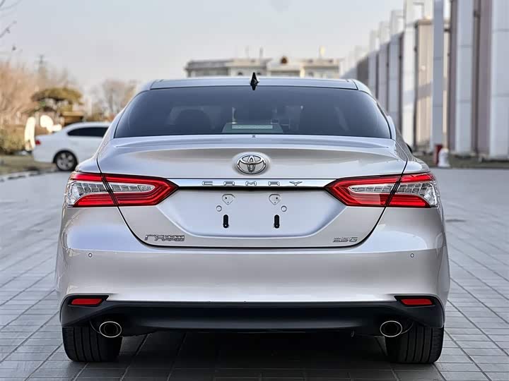 Фото 8 - Toyota Camry