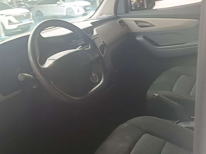 Фото 6 - Maxus EV30