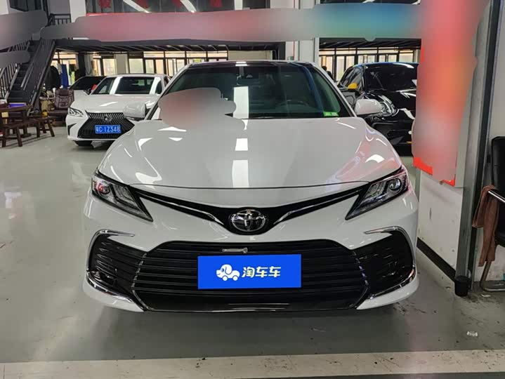 Фото 2 - Toyota Camry