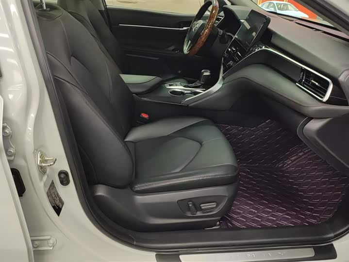 Фото 8 - Toyota Camry