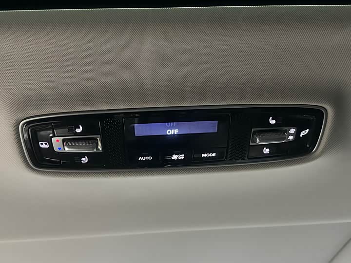 Фото 9 - Roewe iMax 8