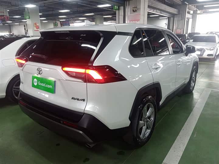 Фото 7 - Toyota RAV4