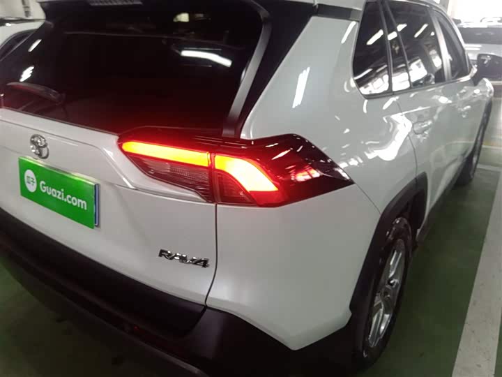 Фото 8 - Toyota RAV4