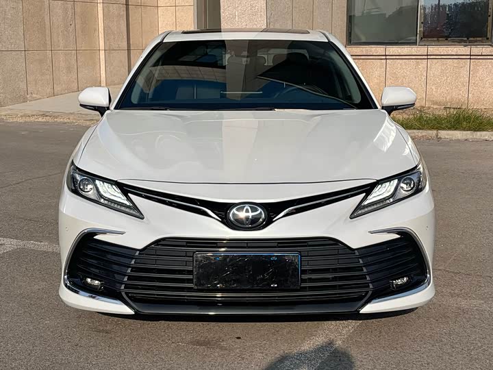 Фото 2 - Toyota Camry