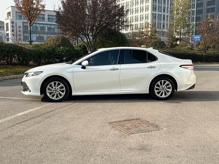 Фото 3 - Toyota Camry