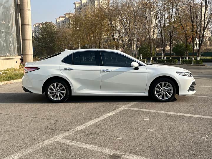 Фото 7 - Toyota Camry