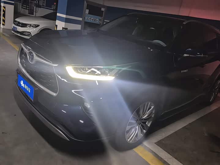 Фото 1 - Toyota Highlander