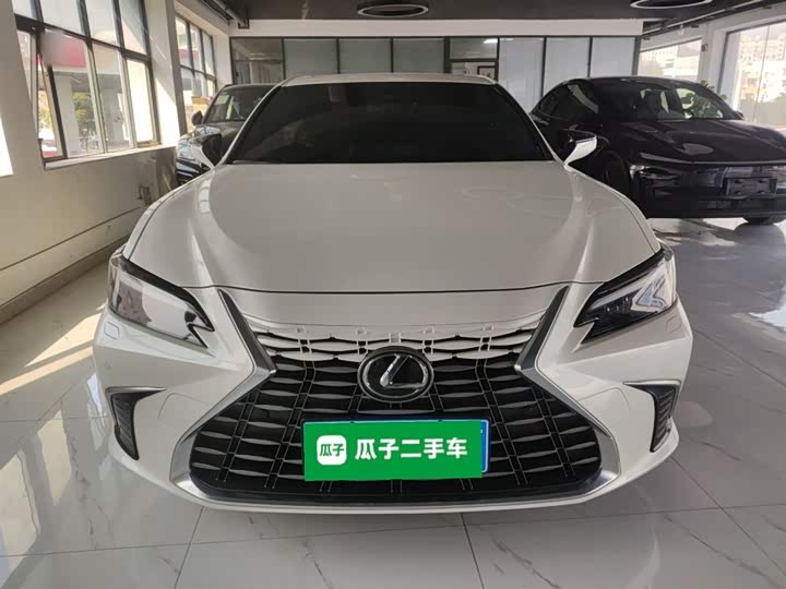 Фото 3 - Lexus ES