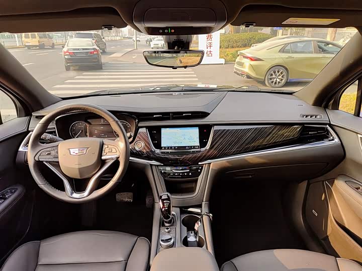 Фото 6 - Cadillac XT6