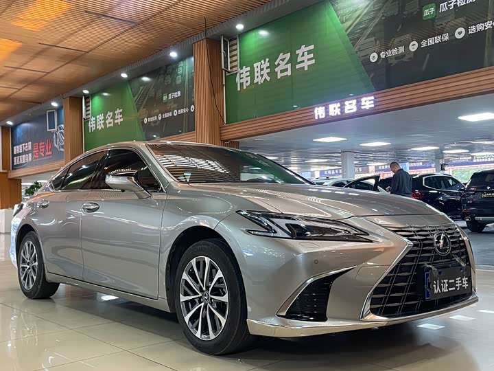 Фото 3 - Lexus ES
