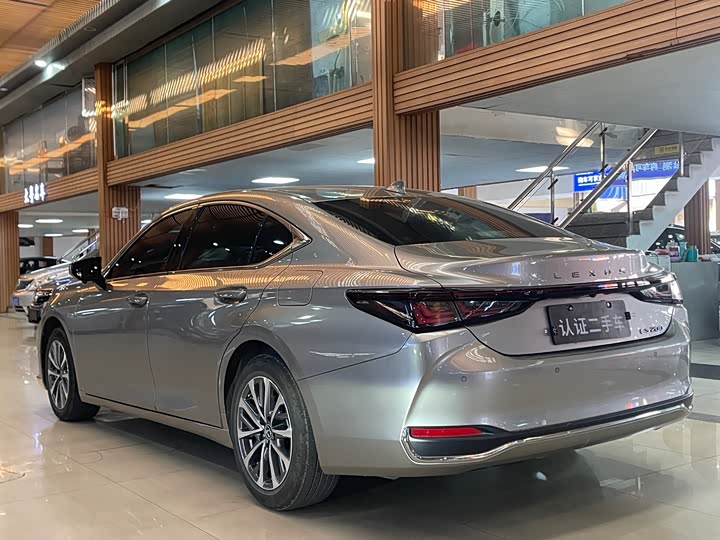 Фото 6 - Lexus ES