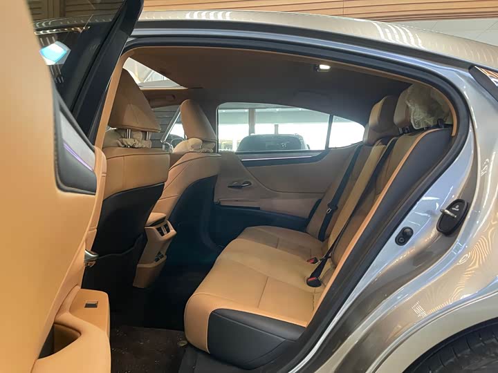 Фото 9 - Lexus ES