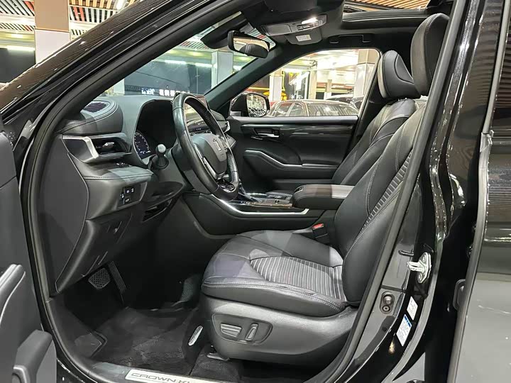 Фото 7 - Toyota Crown Kluger