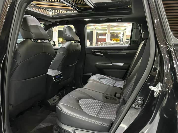 Фото 9 - Toyota Crown Kluger