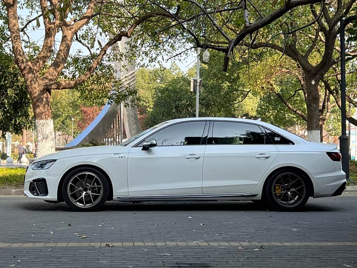 Фото 4 - Audi A4L