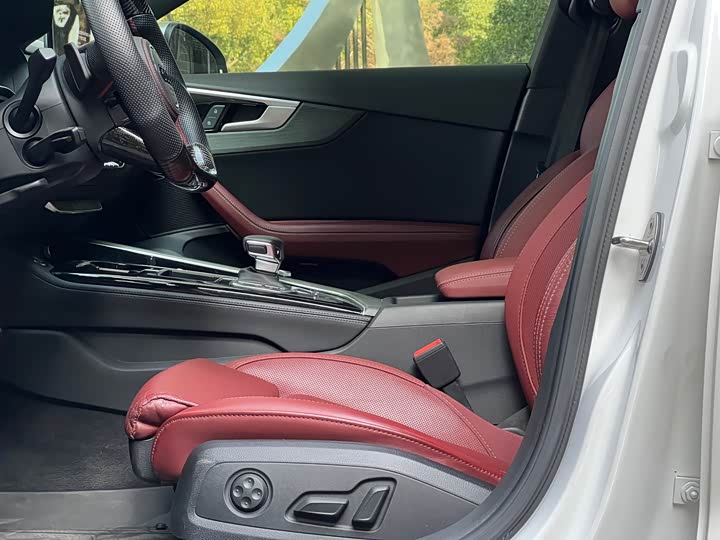 Фото 8 - Audi A4L