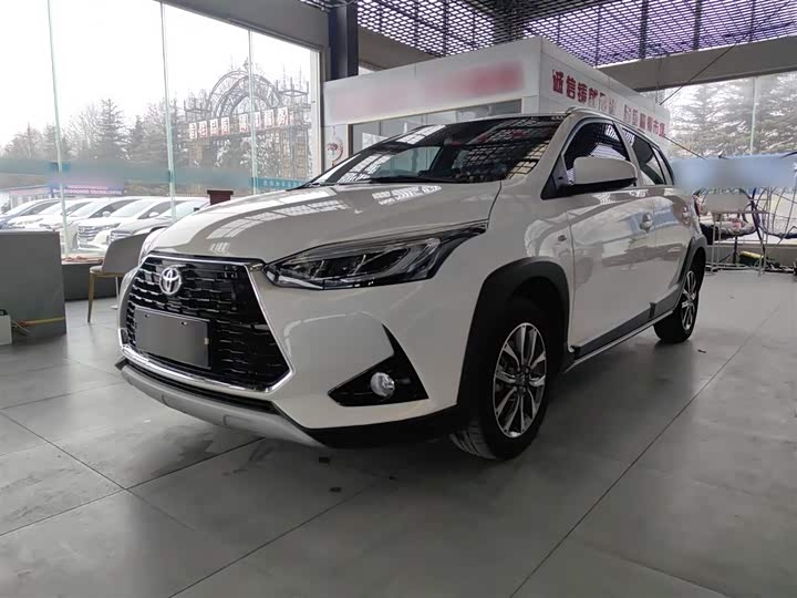 Фото 2 - Toyota Yaris L Hatchback