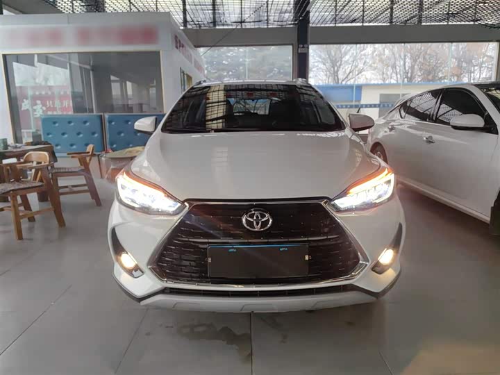 Фото 3 - Toyota Yaris L Hatchback