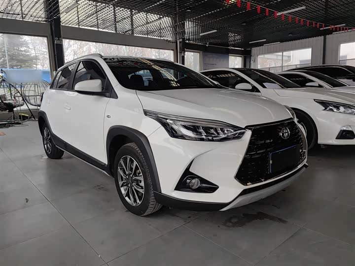 Фото 4 - Toyota Yaris L Hatchback