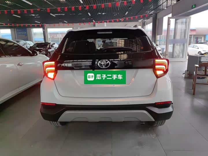 Фото 6 - Toyota Yaris L Hatchback