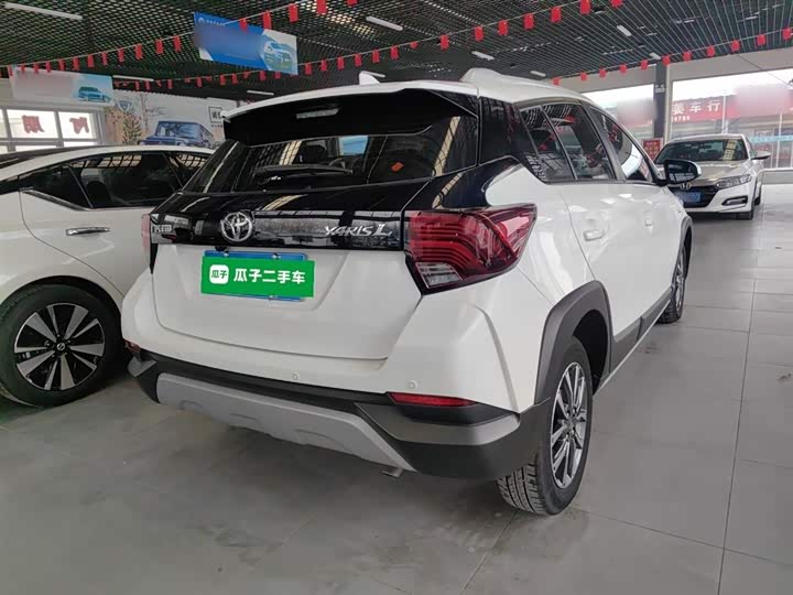 Фото 7 - Toyota Yaris L Hatchback