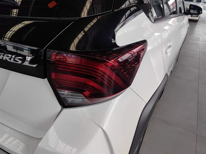 Фото 8 - Toyota Yaris L Hatchback