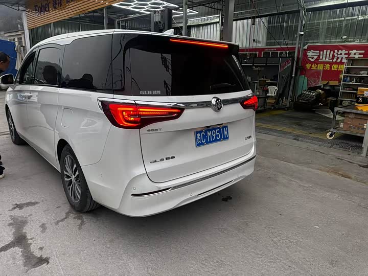 Фото 2 - Buick GL8 ES