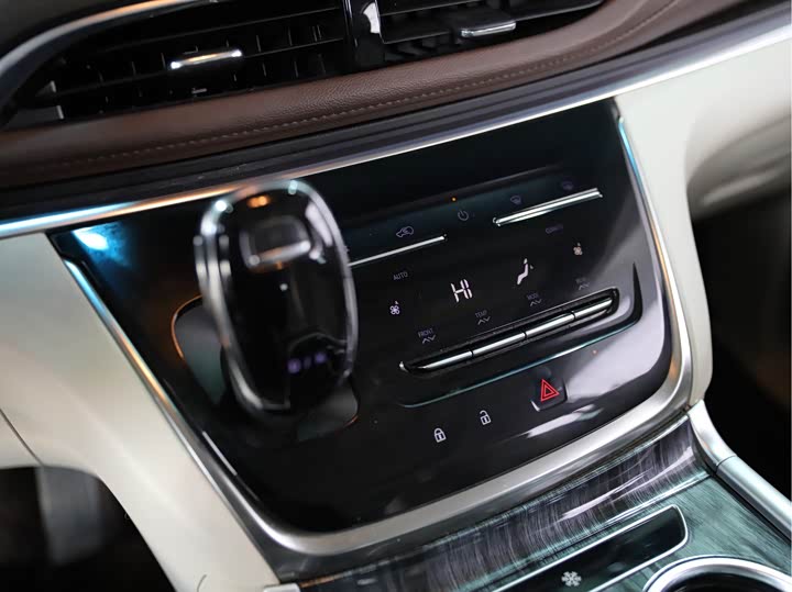 Фото 9 - Buick GL8 ES