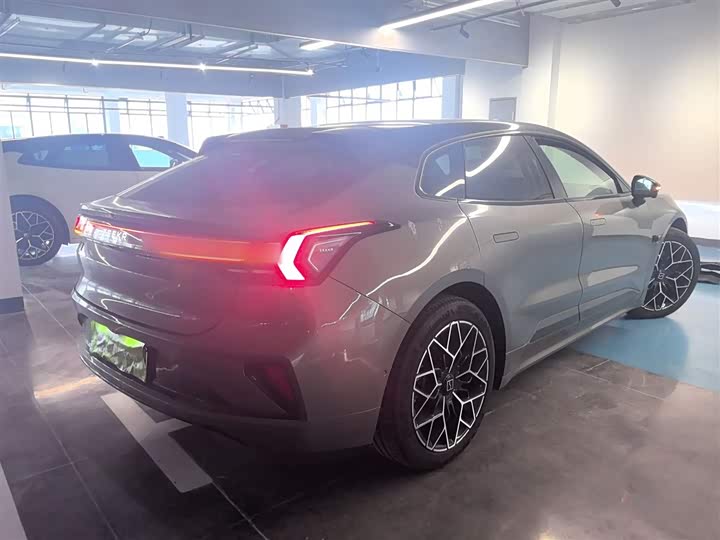 Фото 7 - Zeekr 001