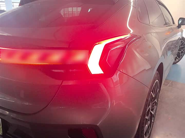 Фото 8 - Zeekr 001