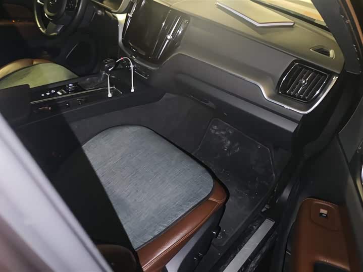 Фото 8 - Volvo XC60