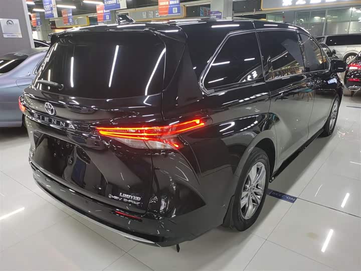 Фото 7 - Toyota Sienna