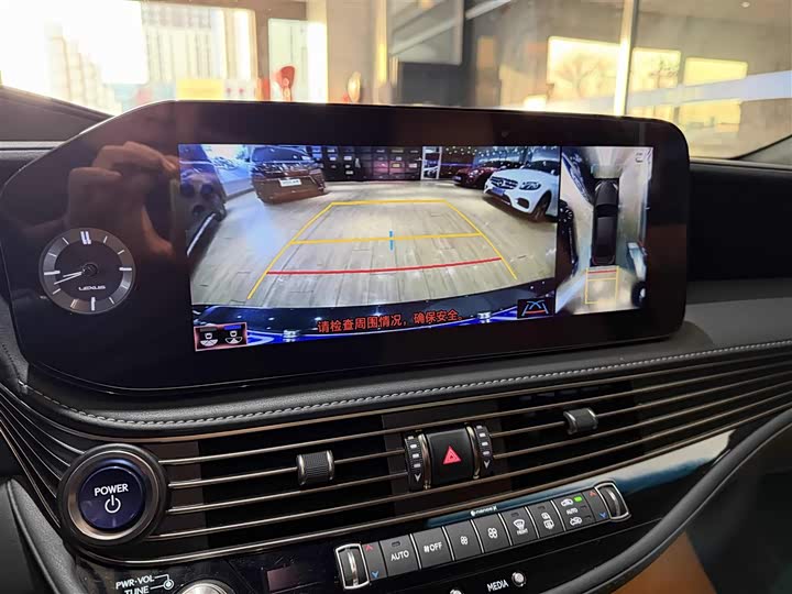 Фото 9 - Lexus LS