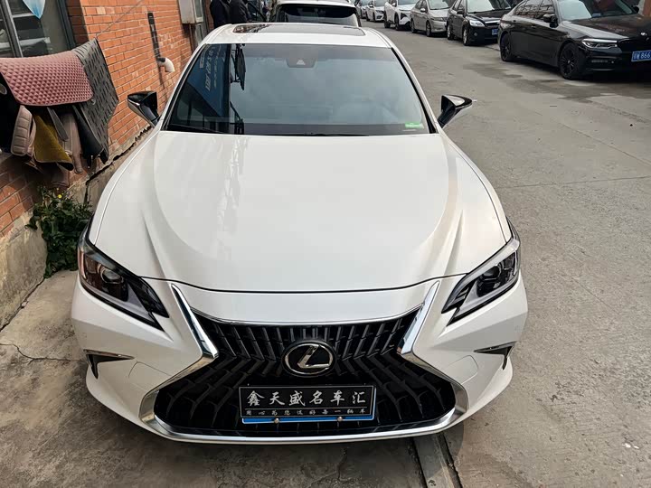 Фото 2 - Lexus ES