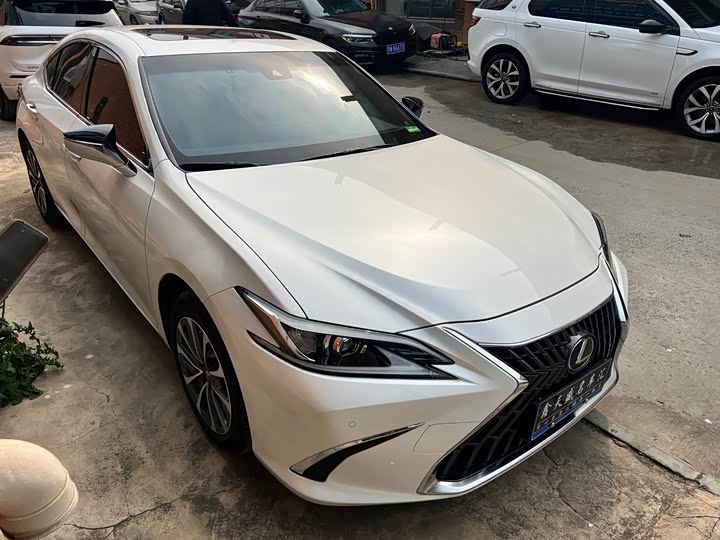 Фото 3 - Lexus ES
